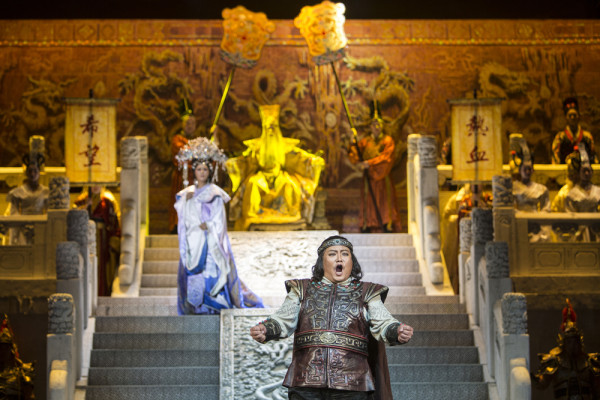 Vang Vej (Turandot), Vang Haj-min (Altoum császár) és Li Suang (Kalaf) (fotó: Pályi Zsófia / Budapesti Tavaszi Fesztivál)