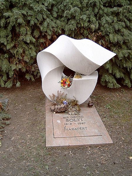 Solti György sírja a Farkasréti temetőben (Farkas Ádám alkotása)
