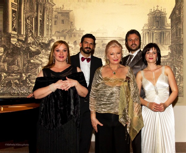 Csoportkép a Verdi-koncert után: Tiffany Rufini, Sass Sylvia, Vera Likerova; 2.sor: Davide Finotti és Riccardo Certi