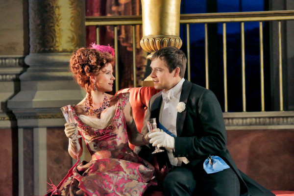 Valencienne és Camille: Kelli O'Hara és Alek Shrader (fotó: Ken Howard / Metropolitan Opera)