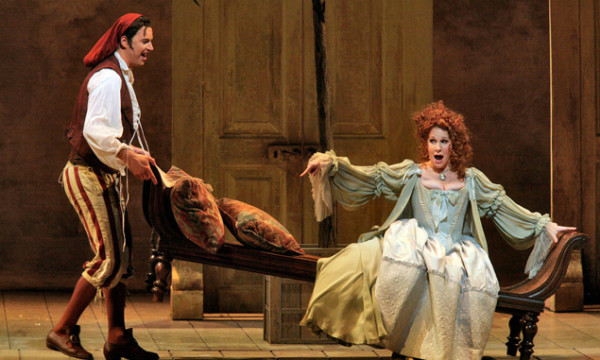 Rosina és Figaro: Joyce DiDonato és Peter Mattei (fotó: Ken Howard)